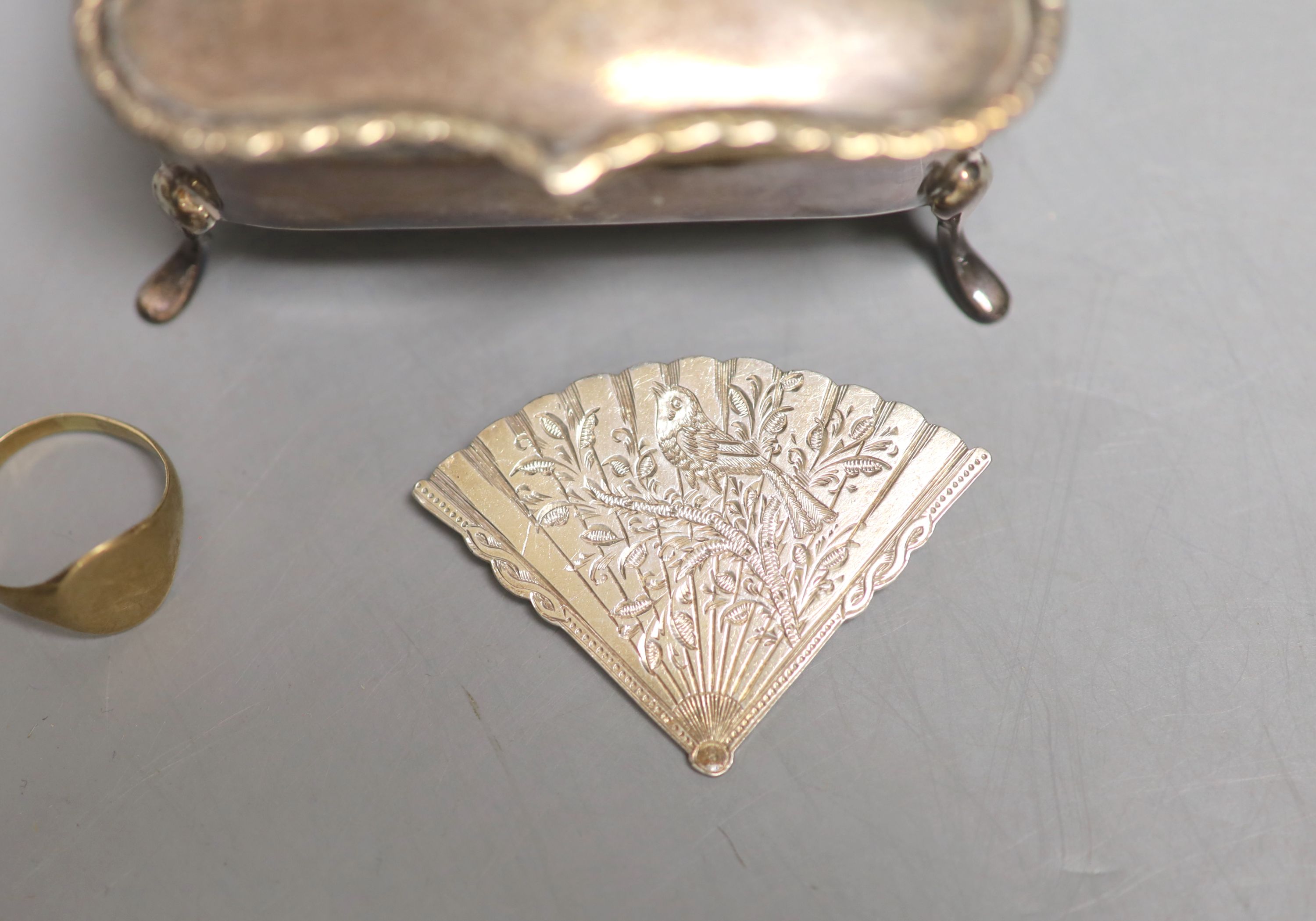 A silver trinket box with velvet-lined interior, an Anglo-Indian white metal coin purse and sundry items,
